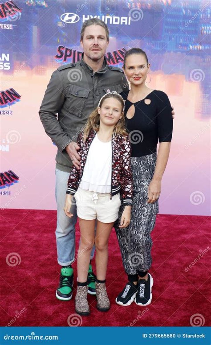 Who is Stephen Amell's wife, Cassandra Jean?