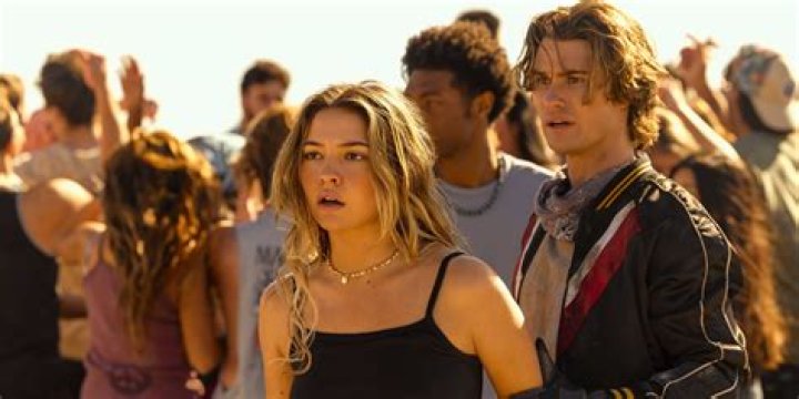 Why ‘Outer Banks’ Fans Think Madelyn Cline and Chase Stokes Split