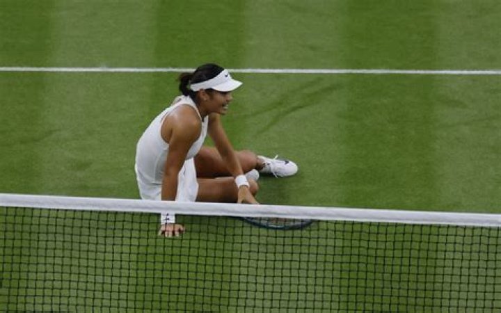Wimbledon 2021: Tears as 'difficulty breathing' ends Emma Raducanu's brave run