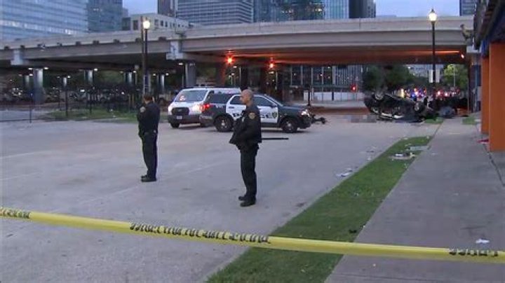 Woman in critical condition after stabbed in back on Wacker Drive in Loop: police
